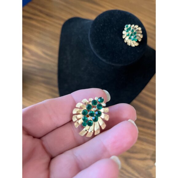 Crown Trifari gold tone and emerald green rhinestone clip earring vintage - Picture 3 of 5